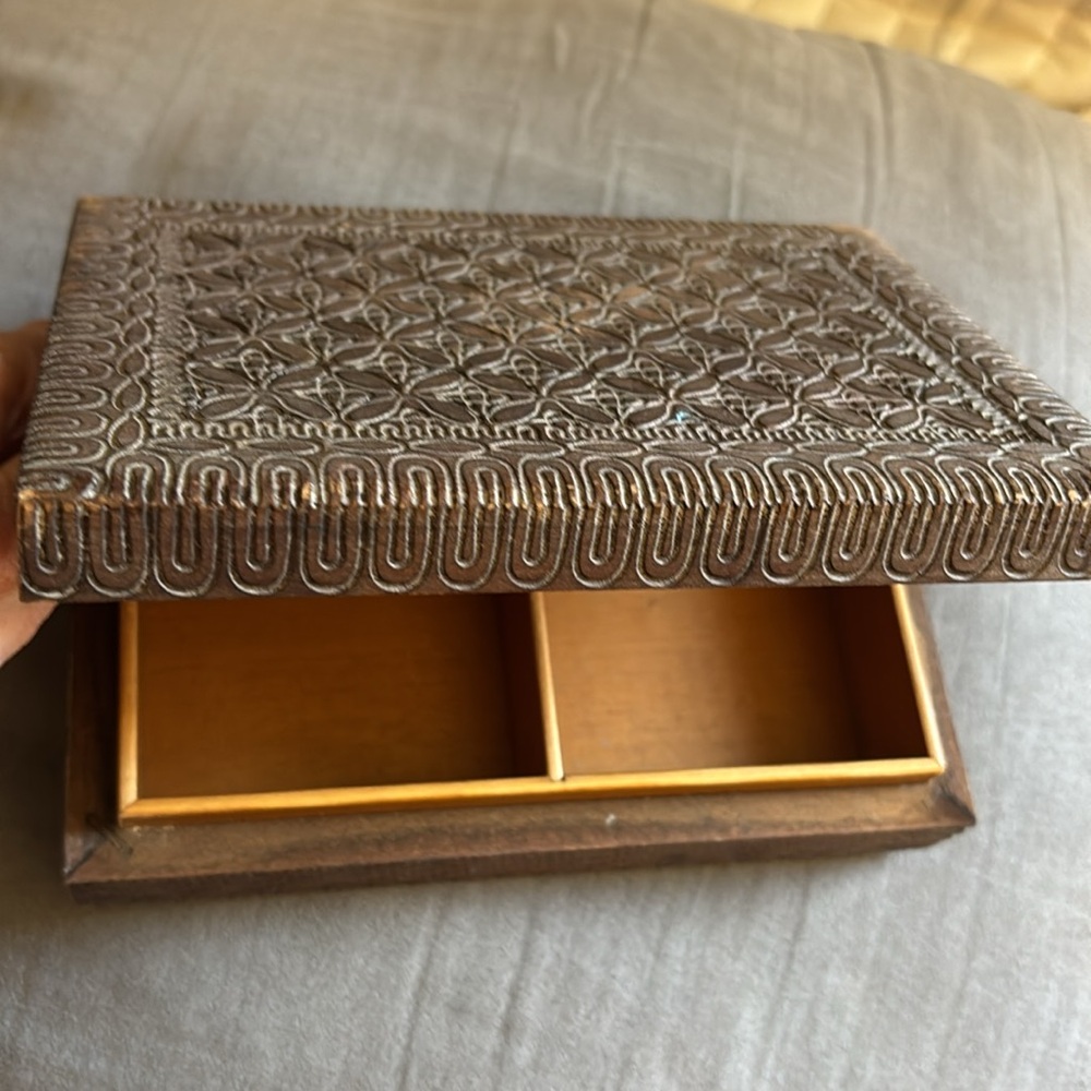 Vintage wood carved brown floral jewelry box!